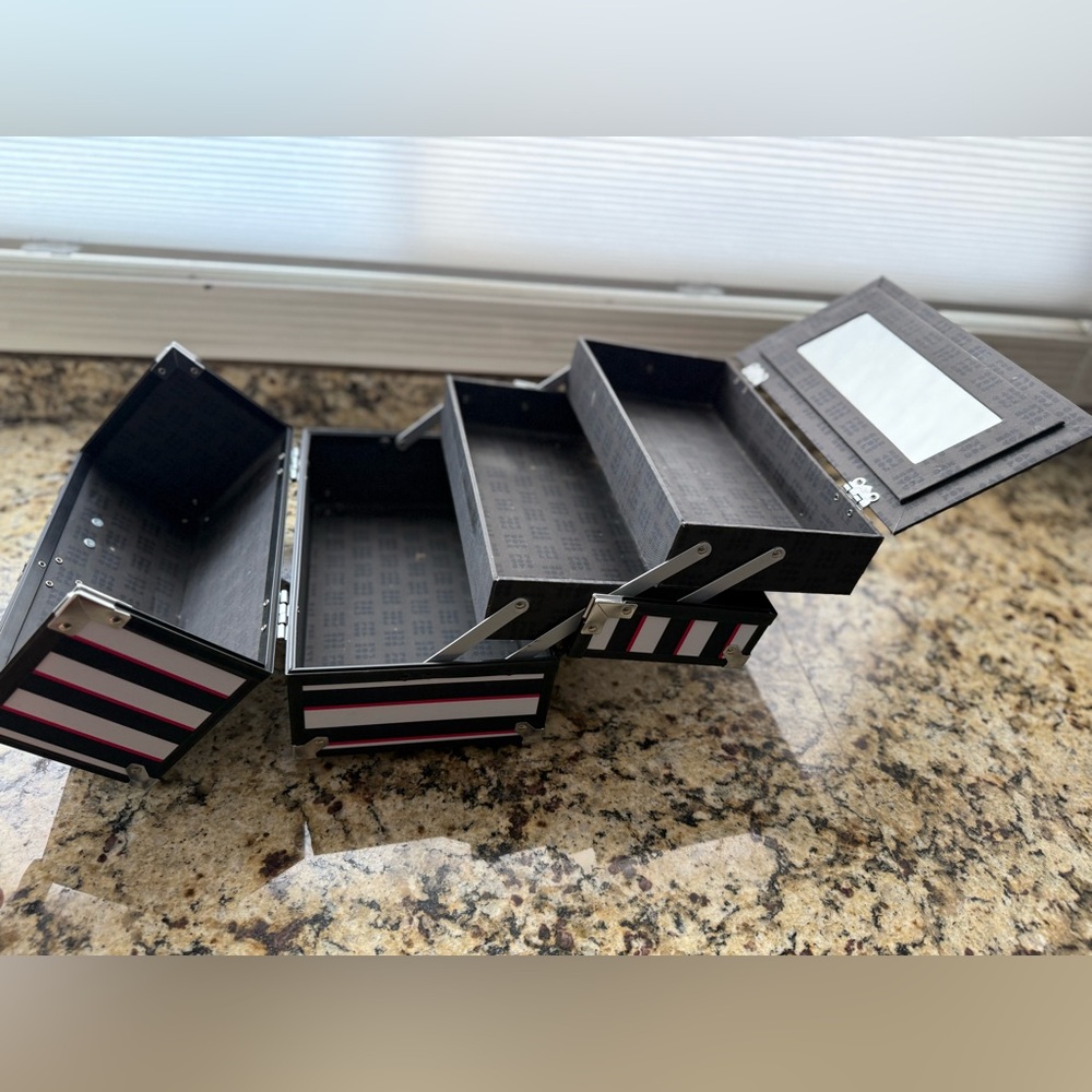 Caboodle Train Case - Picture 3 of 6